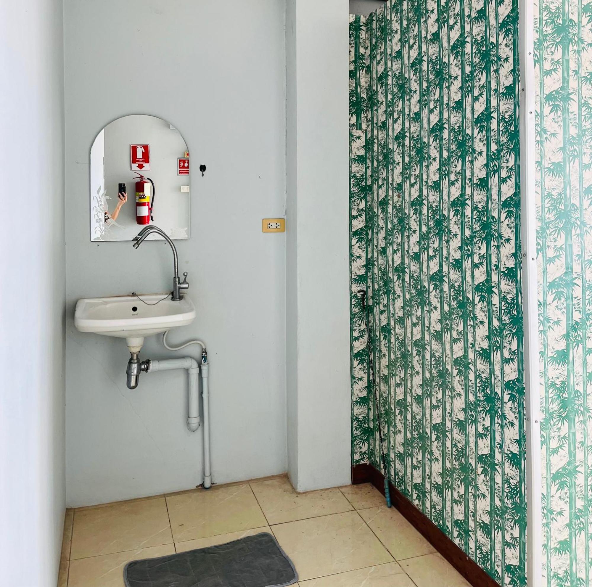Patone Hostel Phra Nakhon Si Ayutthaya Exteriör bild